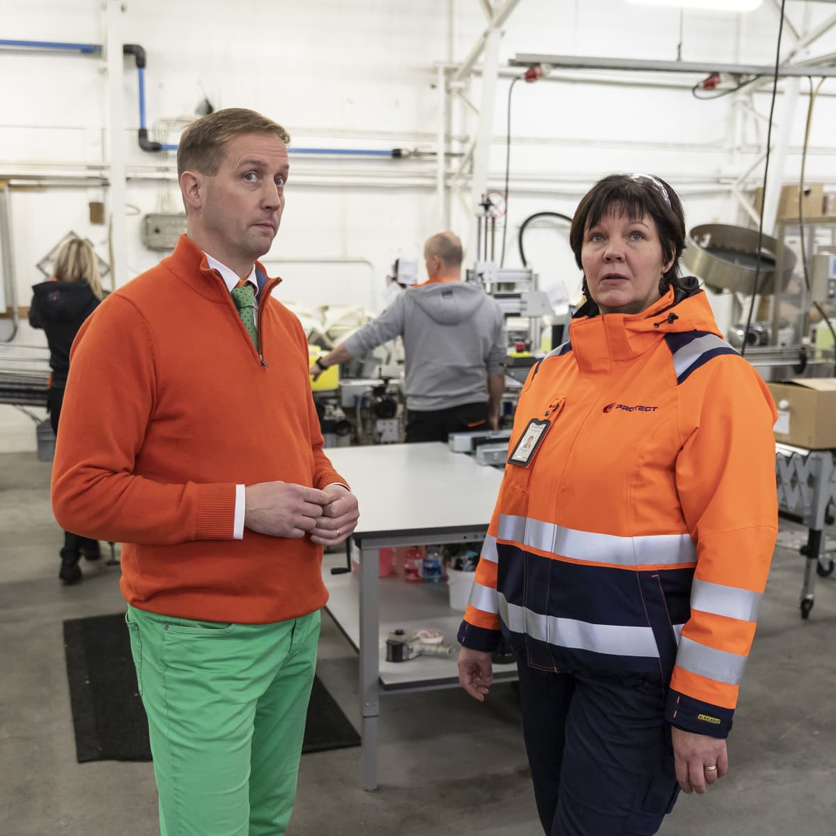 Mies ja nainen yrityksen tuotantotiloissa.
