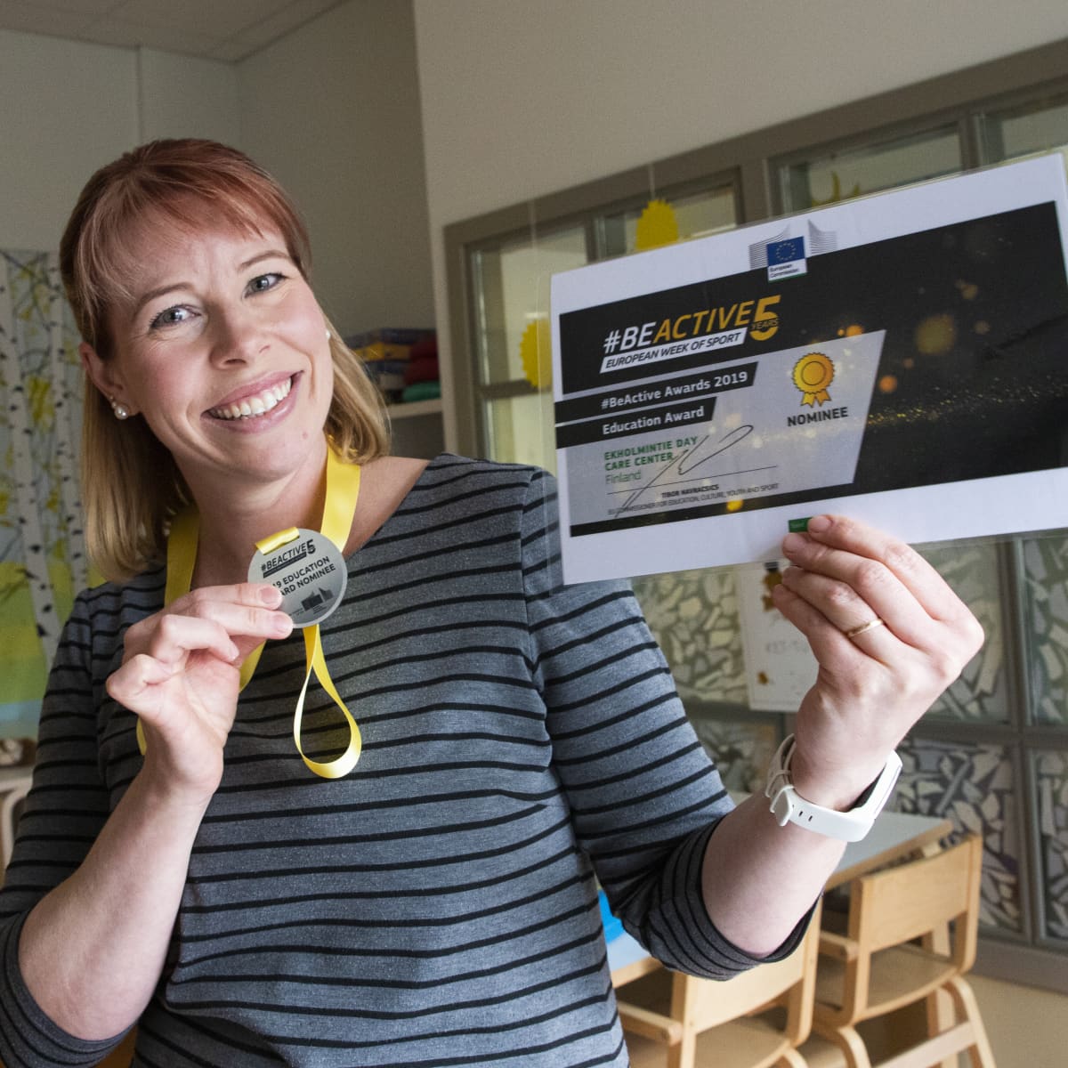 Sanna Rantoja-Hämäläinen esittelemässä diplomia.