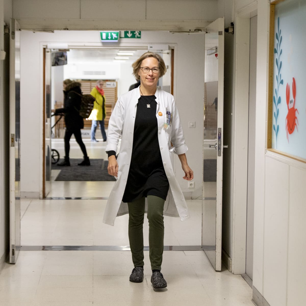Vt. osastonylilääkäri Anna-Maija Kujari Tyksin lastenpäivystyksestä kävelee käytävällä.