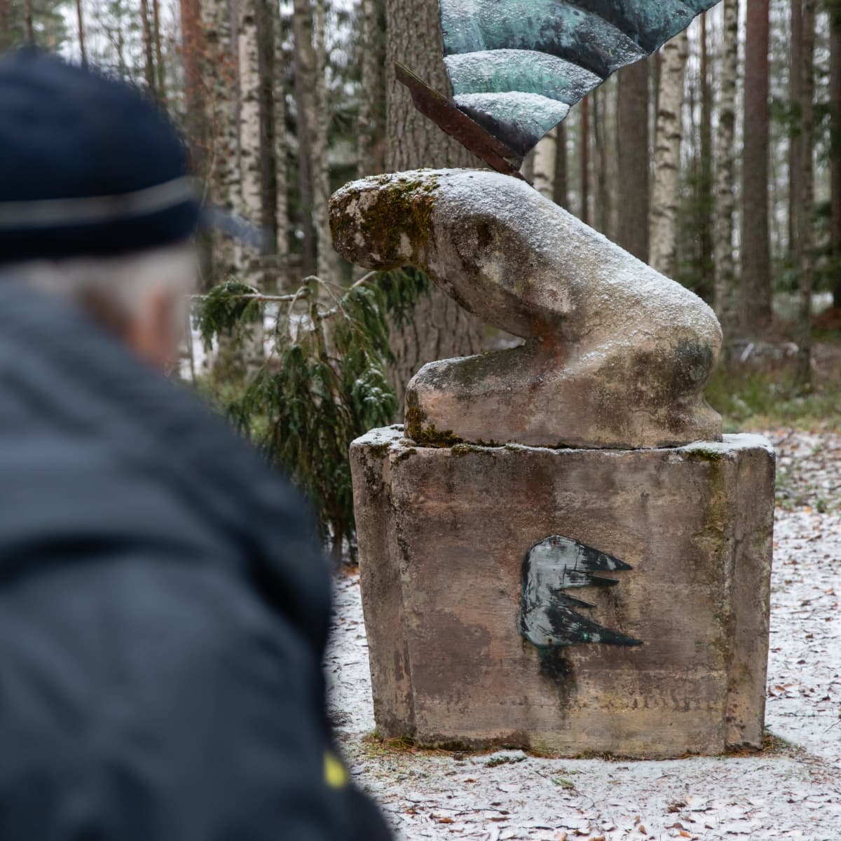 Matti Hjerppe katselee Rukoileva enkeli -patsasta Rauhan hautausmaalla.