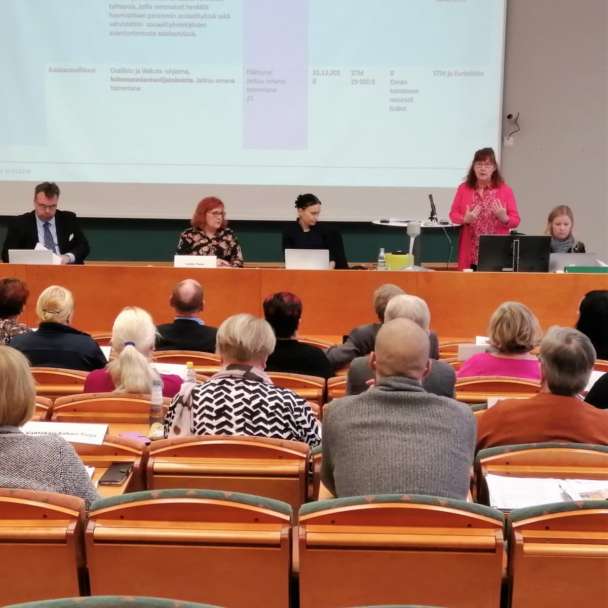 Eksoten valtuusto käsittelee asioita kokouksessaan