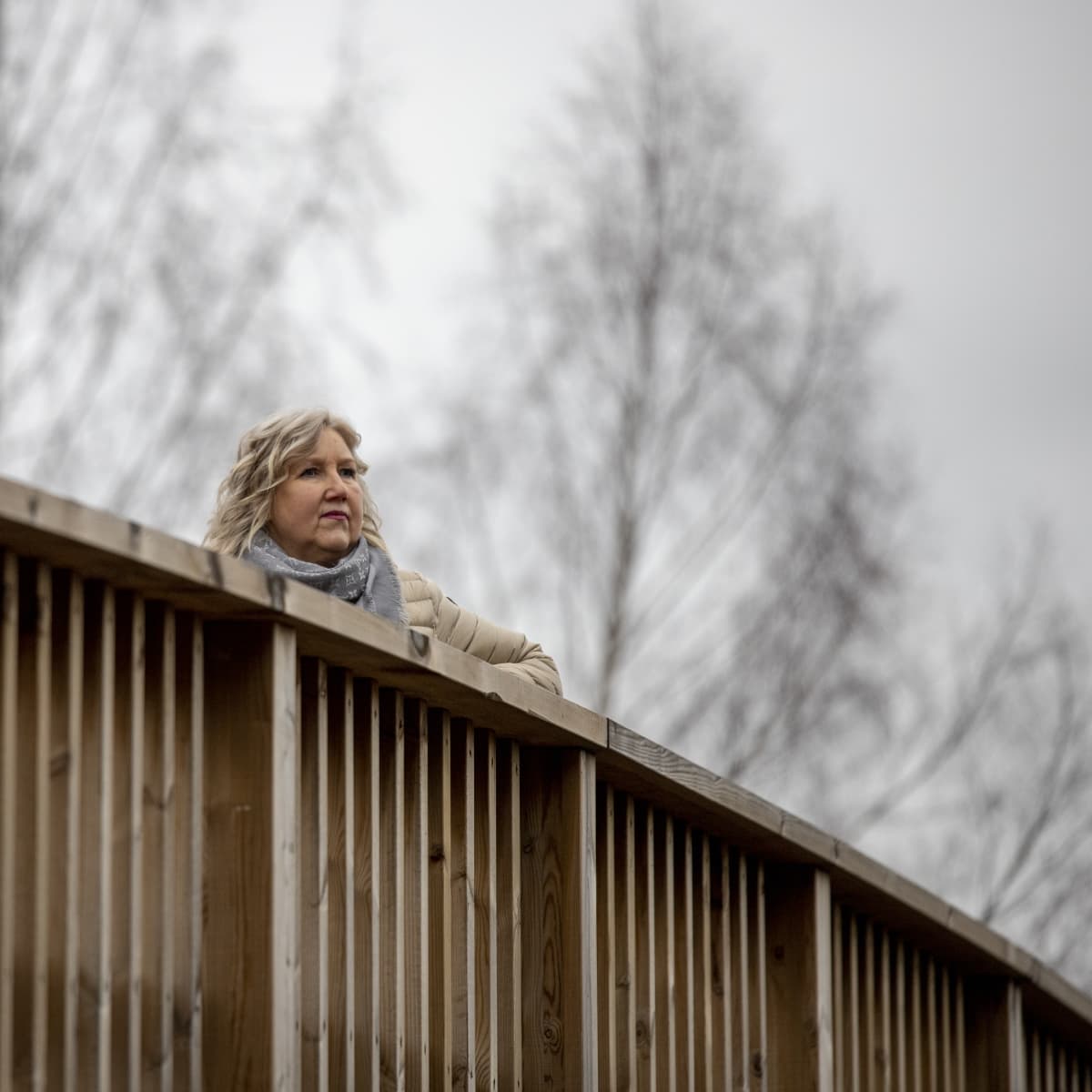 Ulla-Maija Tuomela ystävänsä Tiina Wilen-Jäppisen kunniaksi nimetyllä sillalla.