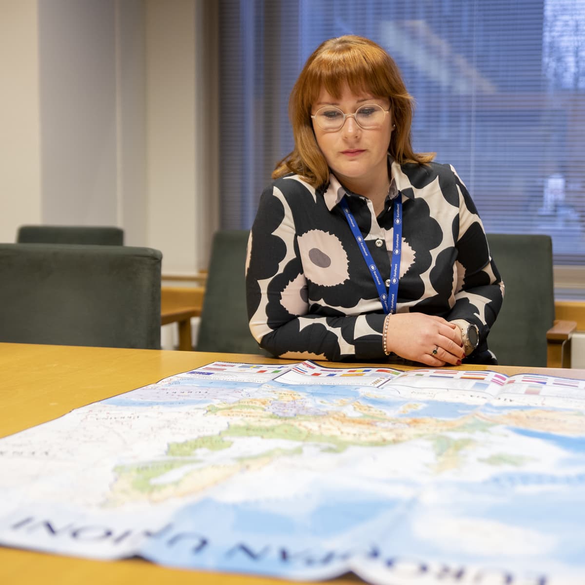 Anu Ikonen katsoo suurta Euroopan karttaa.