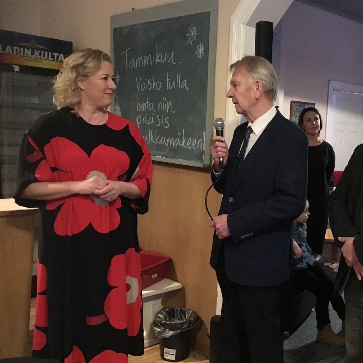 EU-komissaari Jutta Urpilainen vastaanottaa tervehdyksen entiseltä kansanedustajakollegaltaan Bjarne Kallikselta.
