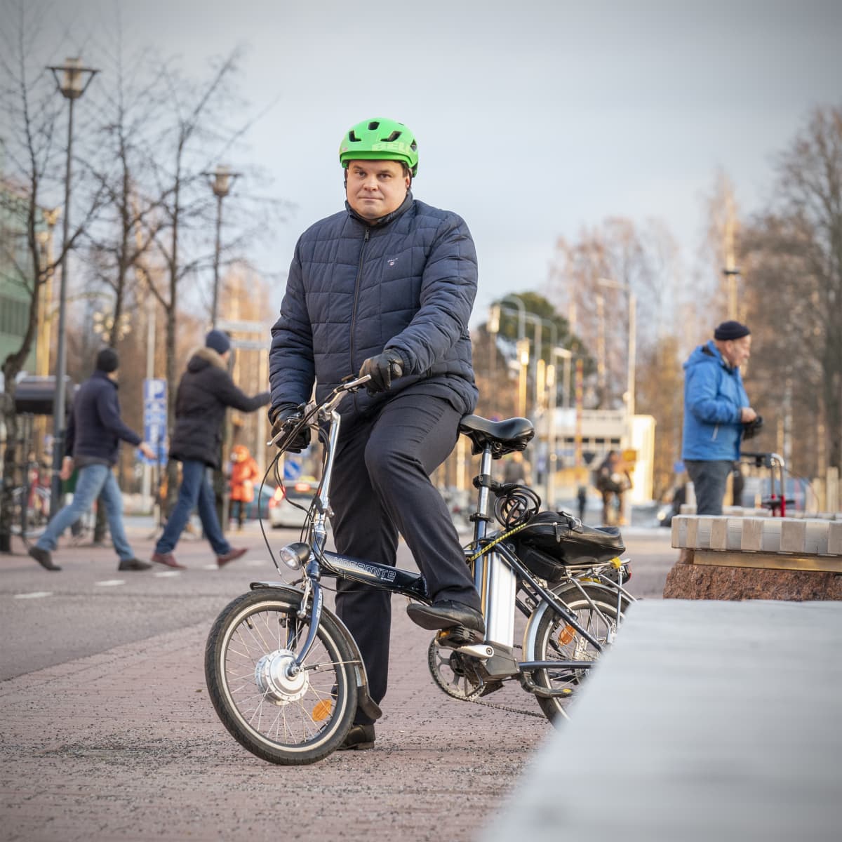 Esa Kärnä lähtee ajamaan taitettavalla sähköpyörällä.