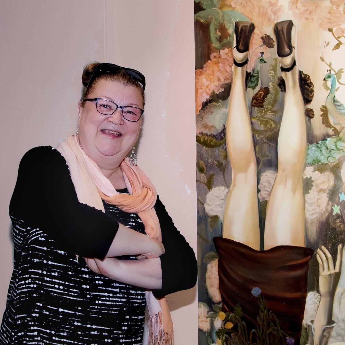 Jyväskylän taidemuseon museolehtori Sirpa Turpeinen Emma Ainalan maalauksen vieressä.