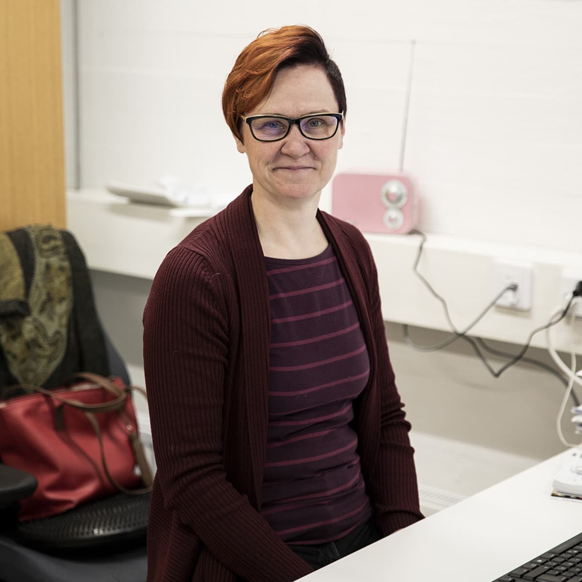LUT-yliopiston koulutuspäällikkö Elina Hannikainen-Himanen istuu toimistossaan.