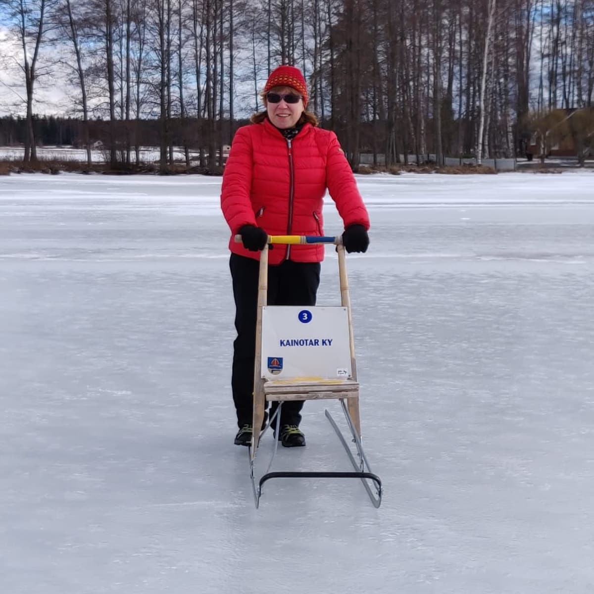Pyhäjärvi-instituutin toiminnanjohtaja Teija Kirkkala potkukelkkailemassa Köyliönjärven jäällä.