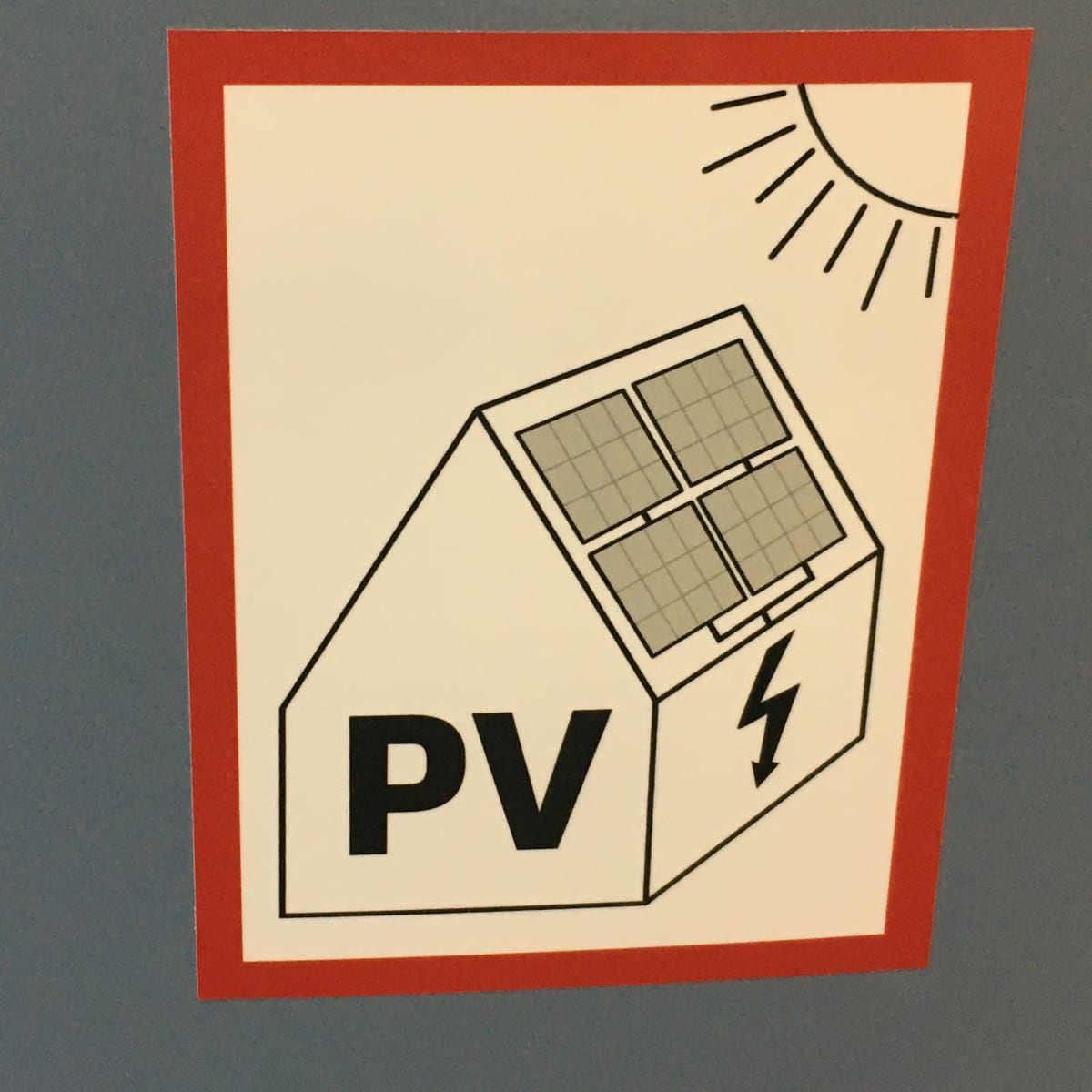Kuvassa aurinkoenergiasta kertova tarra
