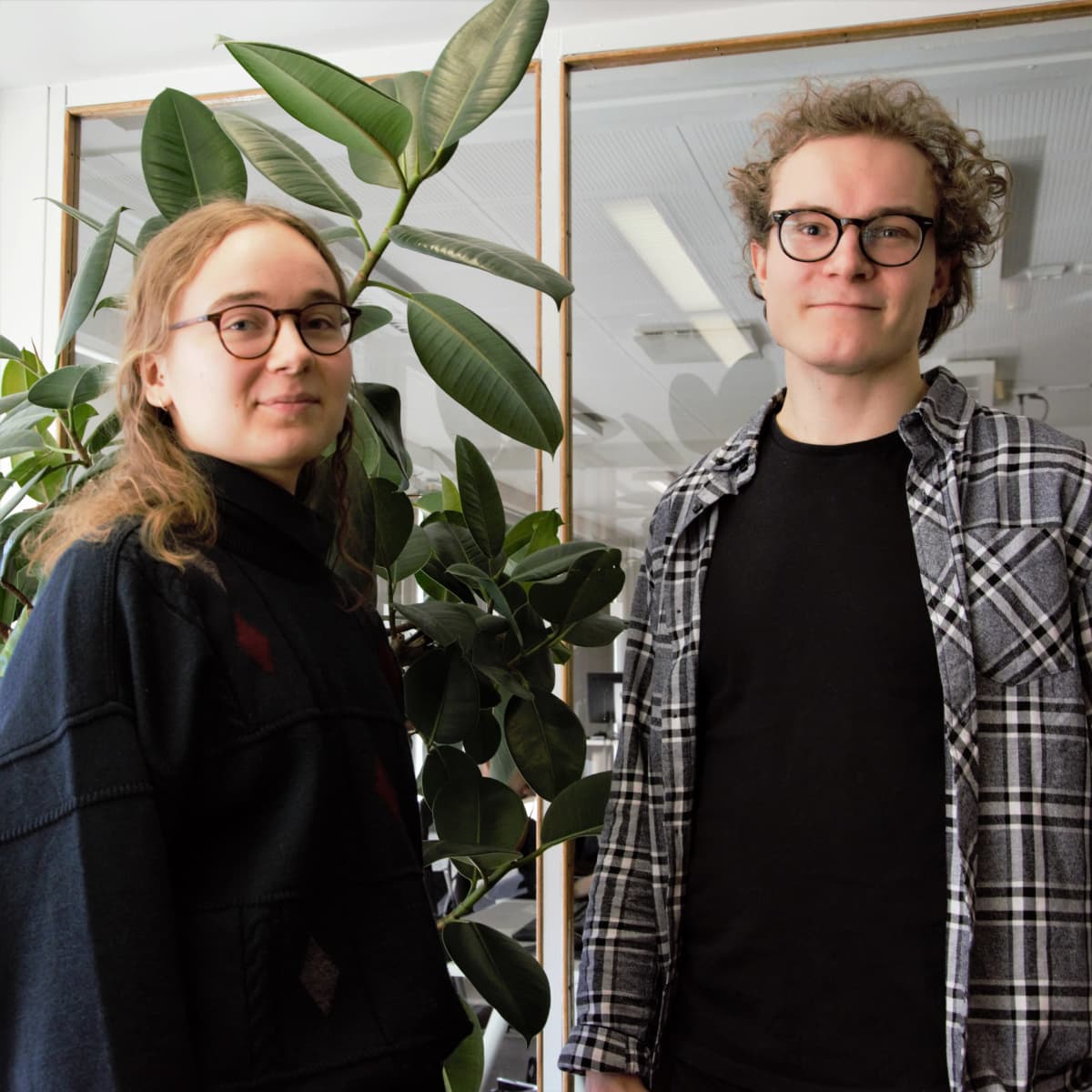 Valtio-opin opiskelijat Saimi Kaukola ja Aaro Tarvainen Turun yliopistosta