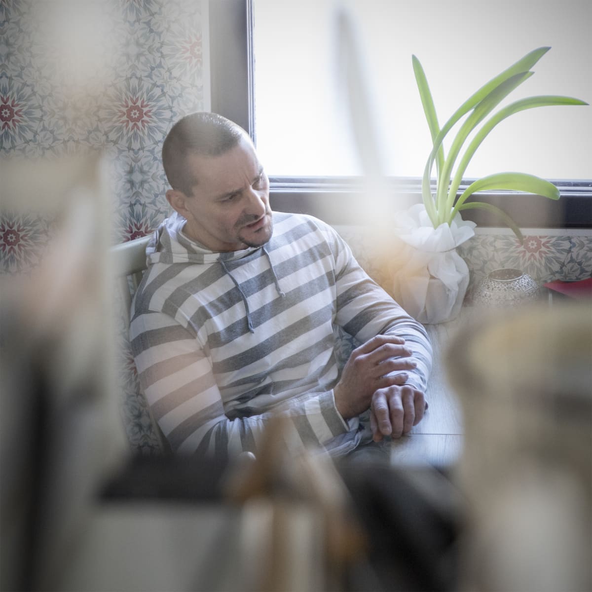 Jyrki Keto kahvipöydässä.