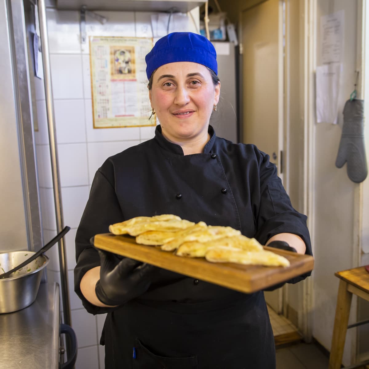 Georgialainen kokki Eter Inaneishvili Georgialaisessa ravintola Rionin keittiössä