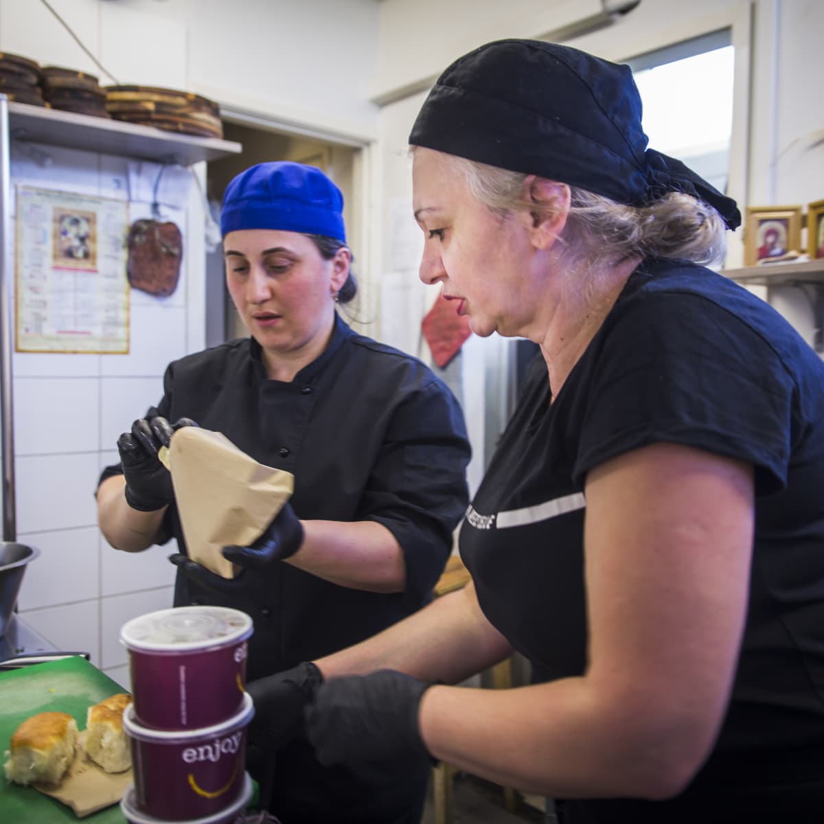 Georgialaiset kokit Tamar Shalamberidze (oikealla) ja Eter Inaneishvili Georgialaisessa ravintola Rionin keittiössä