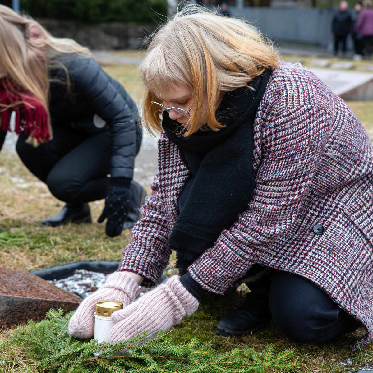 Lukiolaisia laittamassa kynttilöitä Lappeenrannan Sankarihautausmaalla 80 vuotta talvisodan päättymisen kunniaksi.