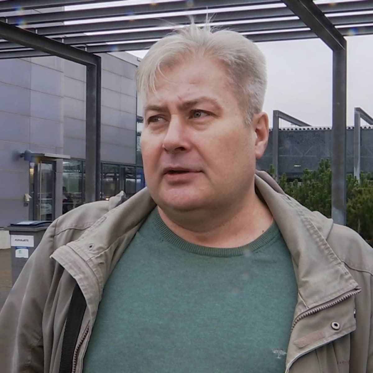 Venäläinen mies Nuijamaan raja-asemalla.