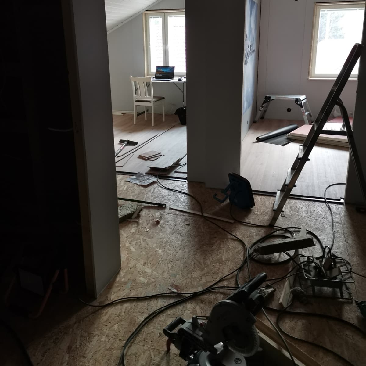 Etätöissä remontin keskellä.