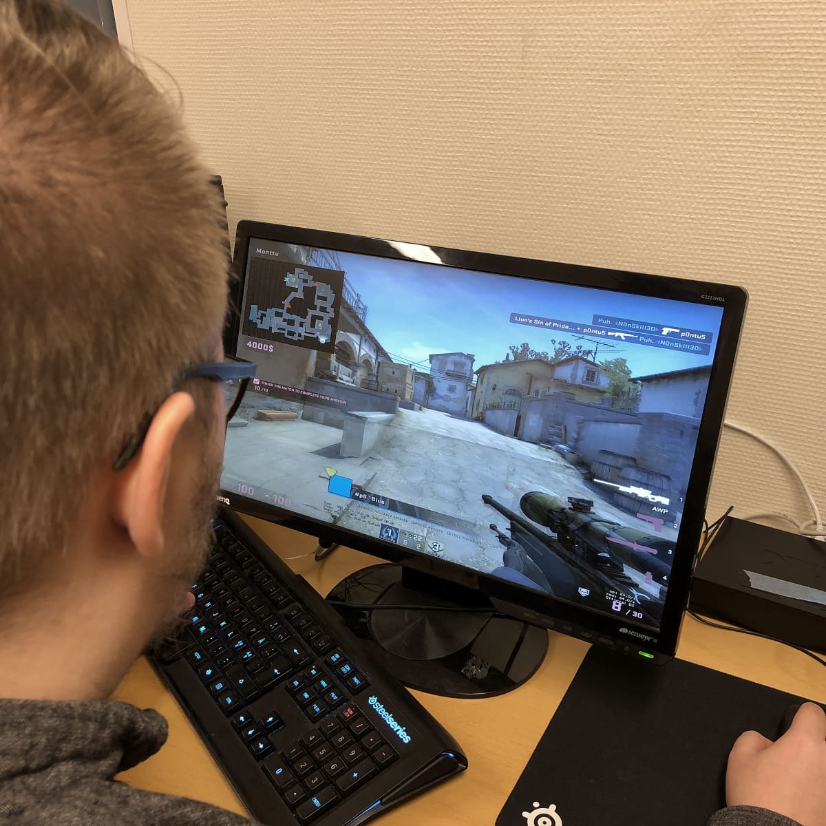 Kuvassa pelataan tietokoneella CS:GO-peliä