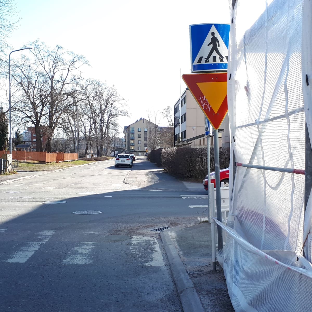 Suojatie rakennustyömaan katveessa