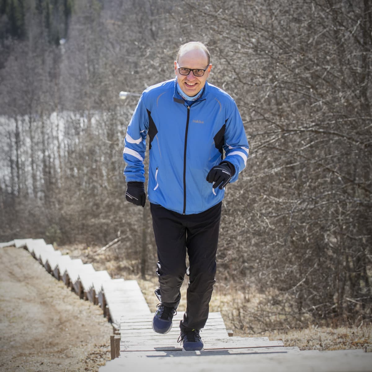 Olli Riikonen juoksee kuntoportaita.