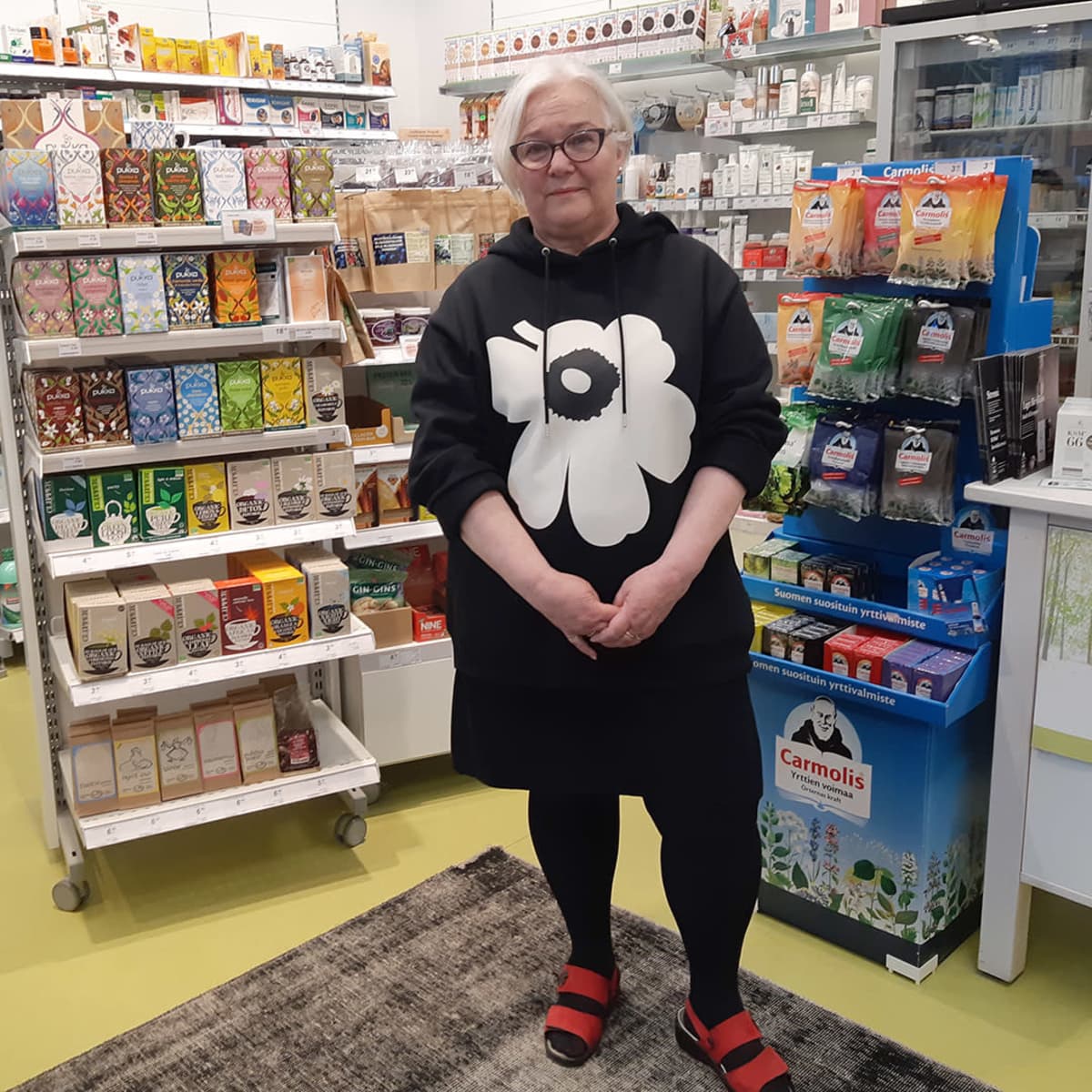 Teija Kankaanranta luontaistuotekaupassaan Torniossa.