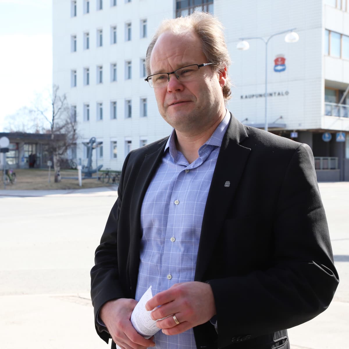 Kemin kaupunginjohtaja Tero Nissinen kaupungintalon edustalla