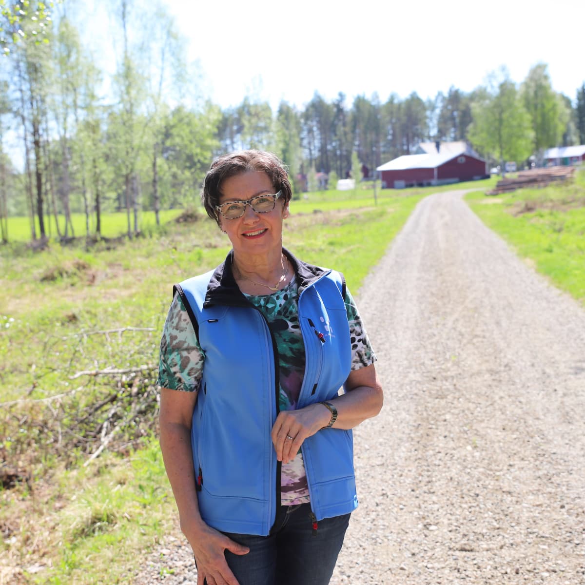 Helena Kreivi kotitiellään Ylitornion Vuennonkoskella.
