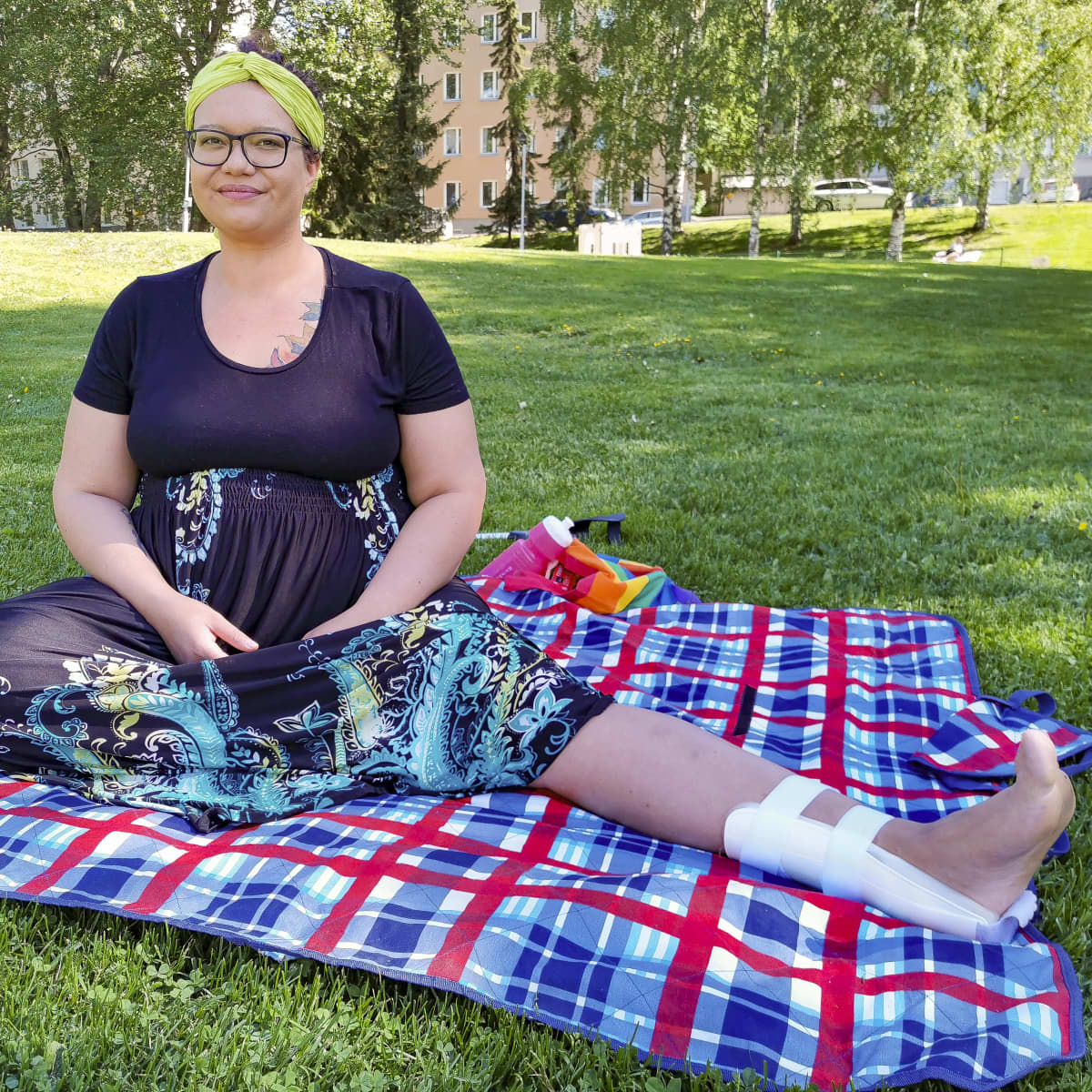 Anna Bragge puistossa nilkka paketissa