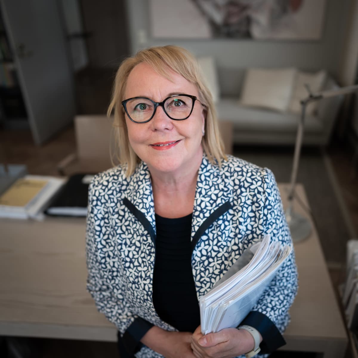 Riitta Kaivosoja työhuoneessaan.