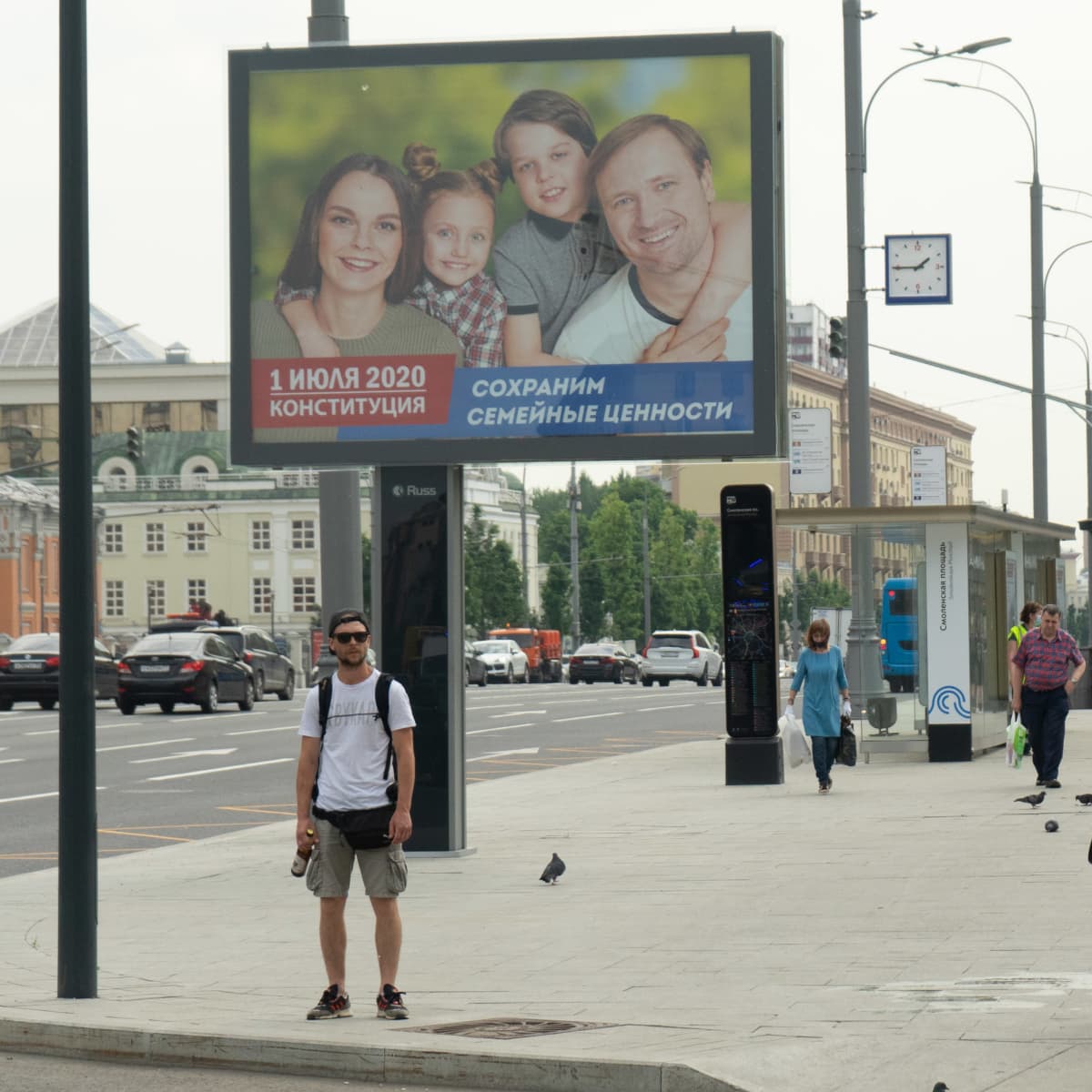 Perustuslakimuutoksesta kertova mainoskyltti.