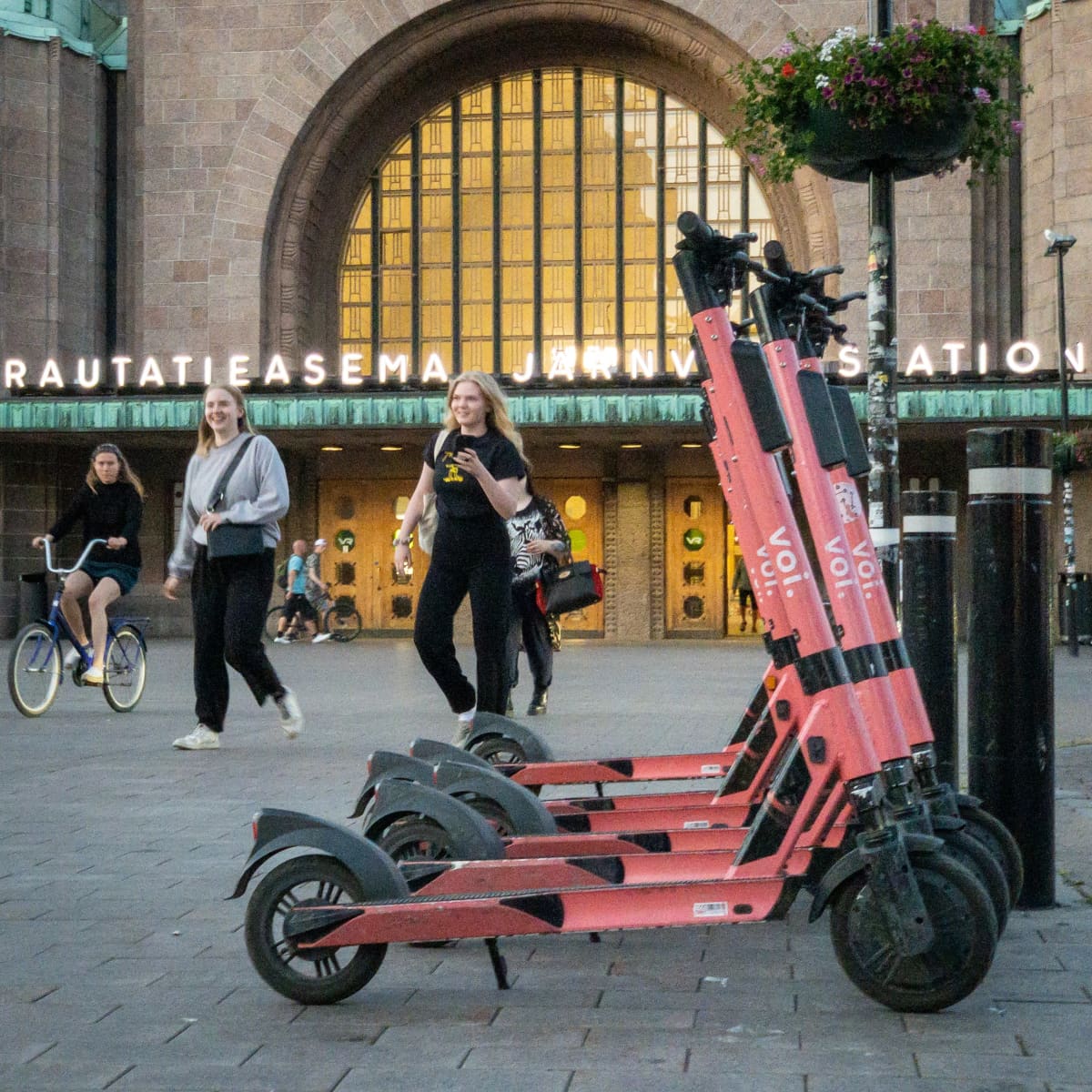 Sähköpotkulautoja rivissä helsingin rautatieaseman edessä.
