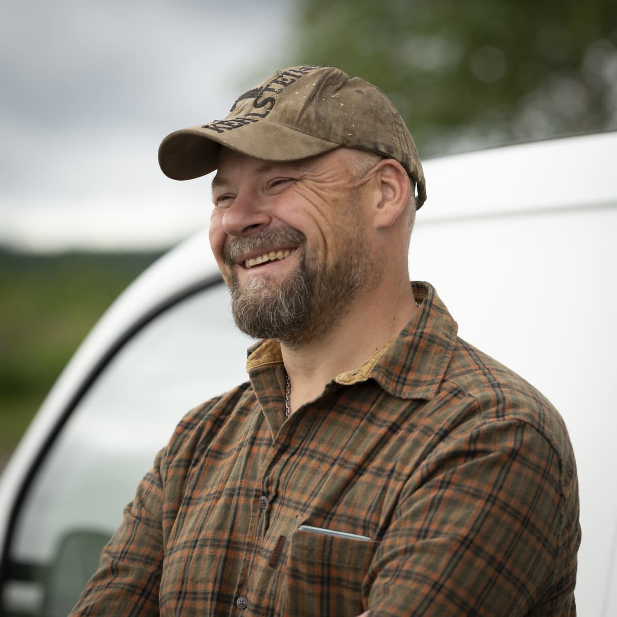 Teemu Mikkola hymyilee.