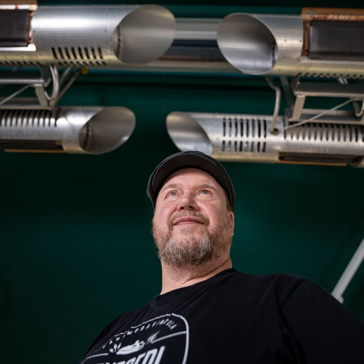 Panimoravintola Bryggeri Helsingin toimitusjohtaja Olli Majanen terassilämmittimien alla, Helsinki, 10.8.2020.