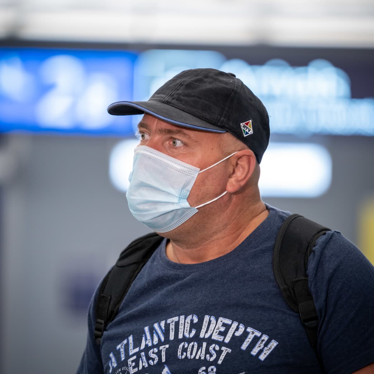 Lentomatkustaja Daniel Mihailescu kentällä, Hki-Vantaa, 11.8.2020.