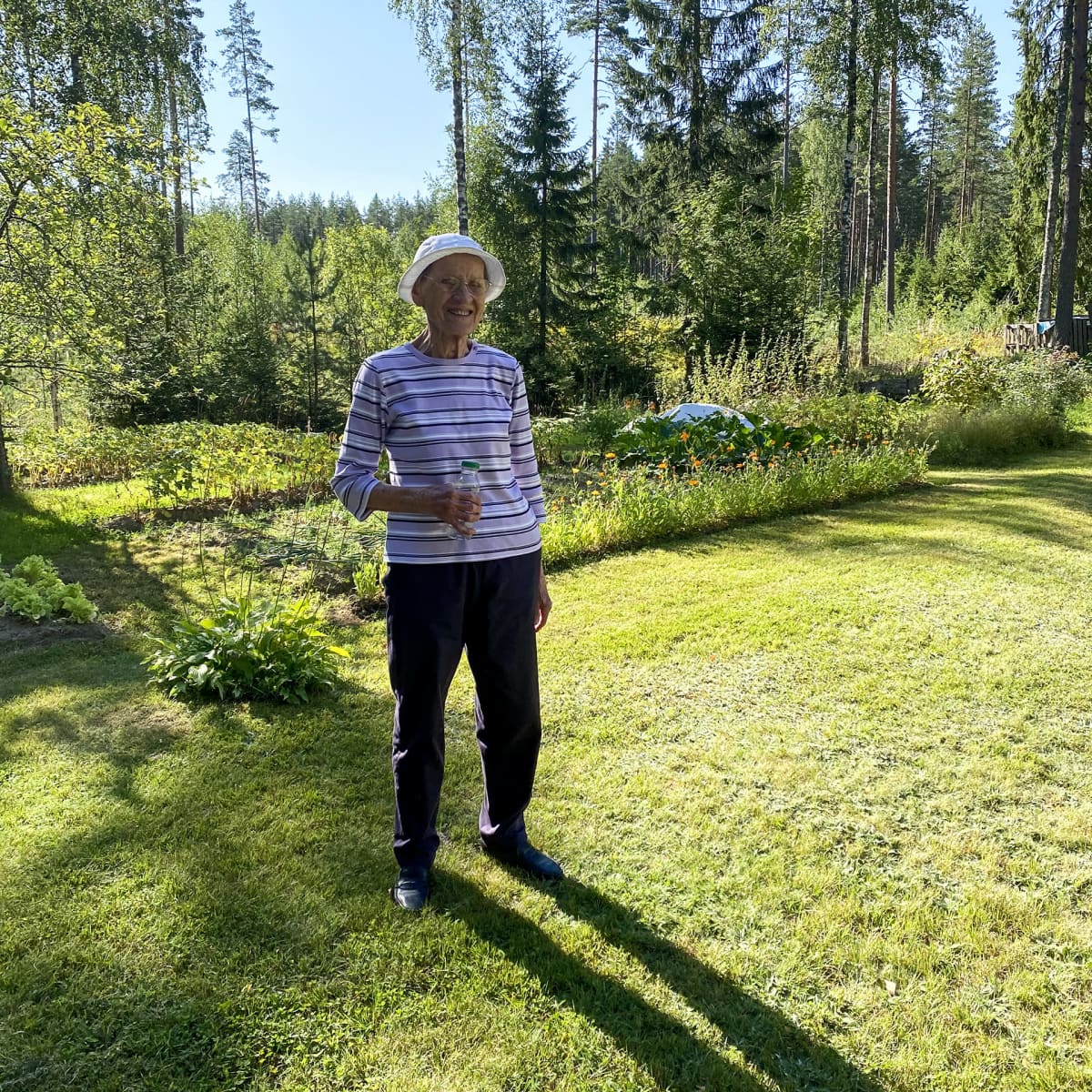 Elsa Pekkala seisoo kotipihassaan Lappeenrannassa.