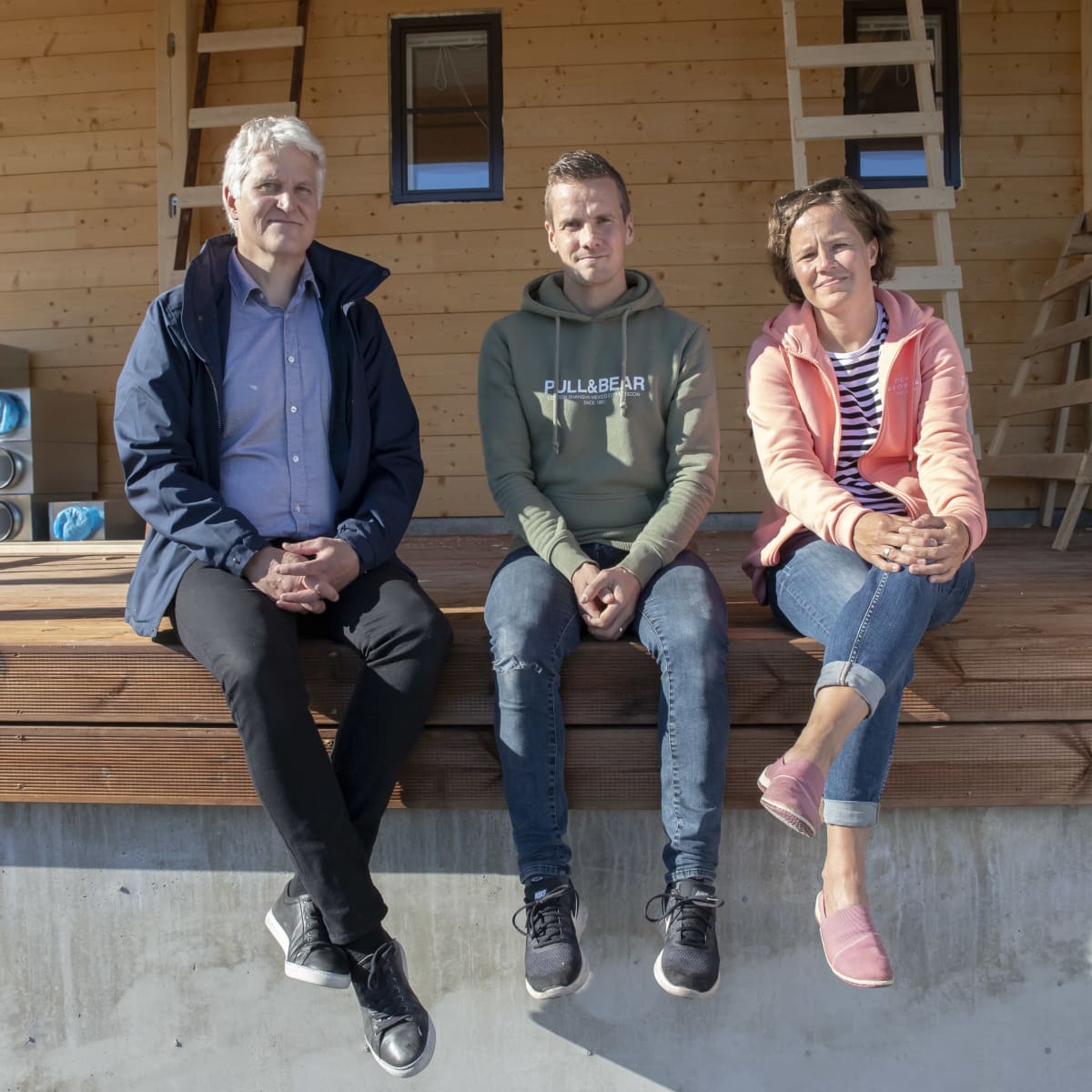 Kyösti Nyyssölä, Juha-Matti Laakso ja Nina Ojala päiväkodin terassilla