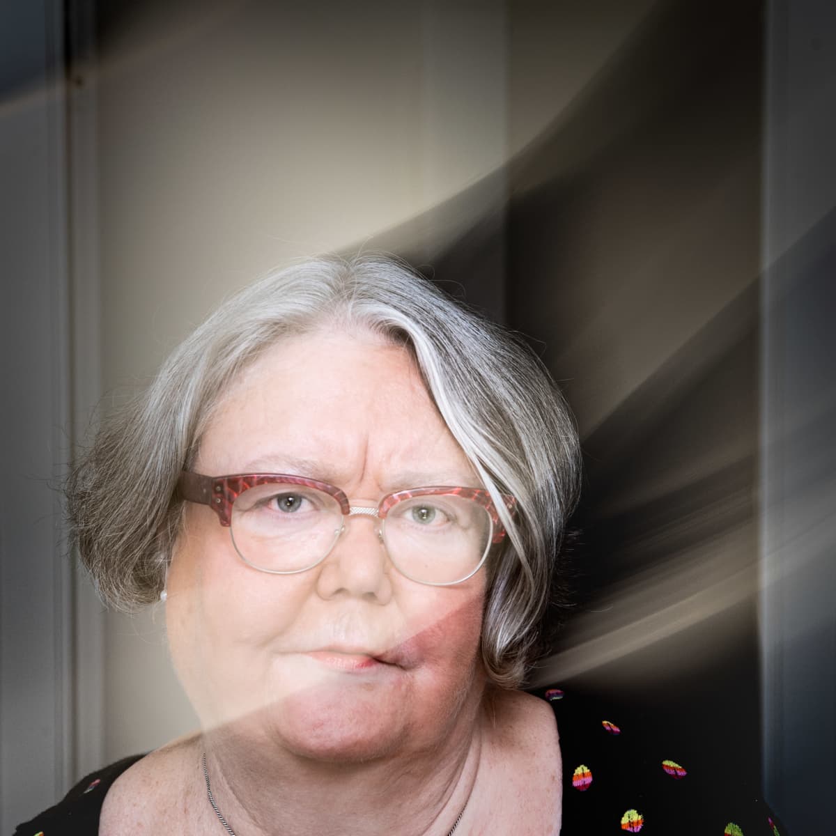 Irja Askola kuvattuna liikkeessä pitkällä valotusajalla.