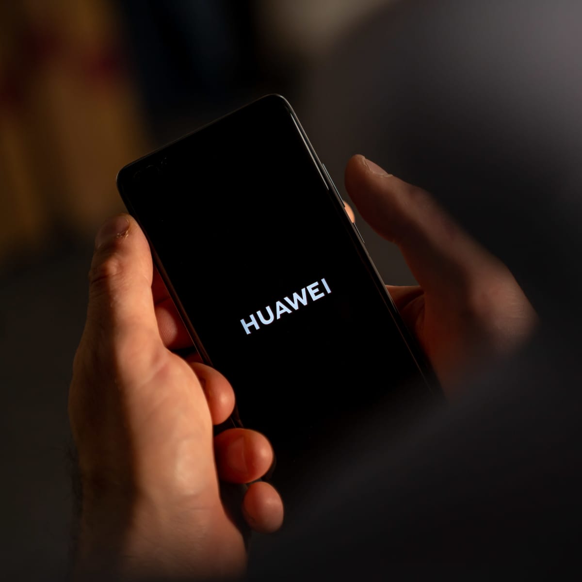 Huawei P40 Pro+ älypuhelin Leica-kameralla ilman Googlen palveluja lähikuvassa, käynnistysnäyttö, Helsinki, 11.9.2020.