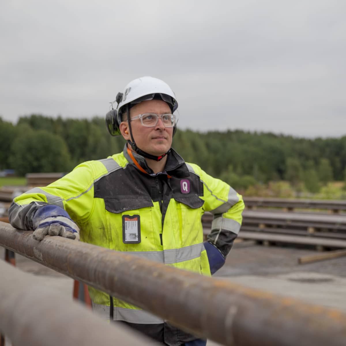 QHeatin teknologiajohtaja Rami Niemi seuraa porausten etenemistä Vantaan Varistossa.