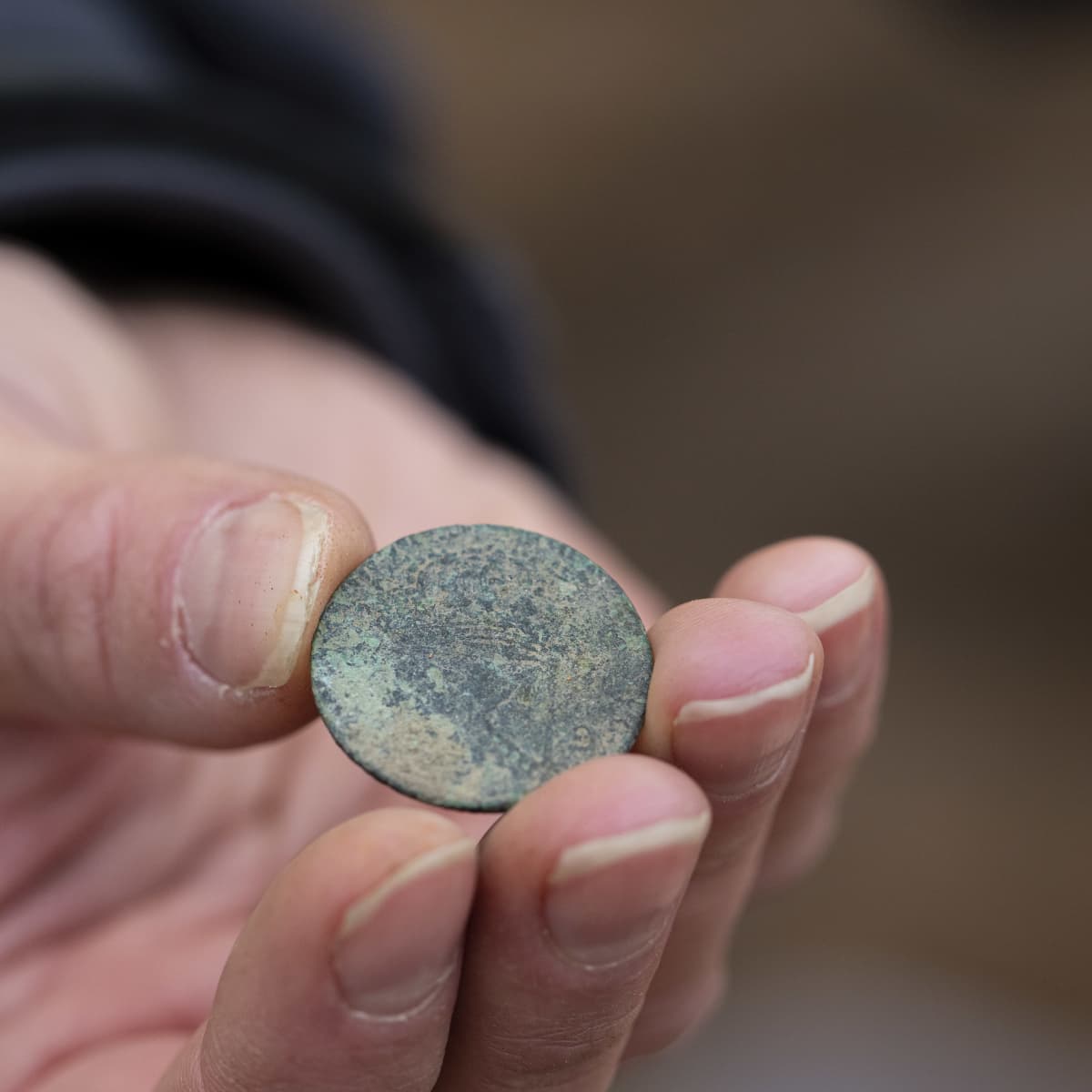 Ruotsalainen kolikko on kärsinyt pahoin, mutta tutkijan mukaan alkuperän vielä tunnistaa.