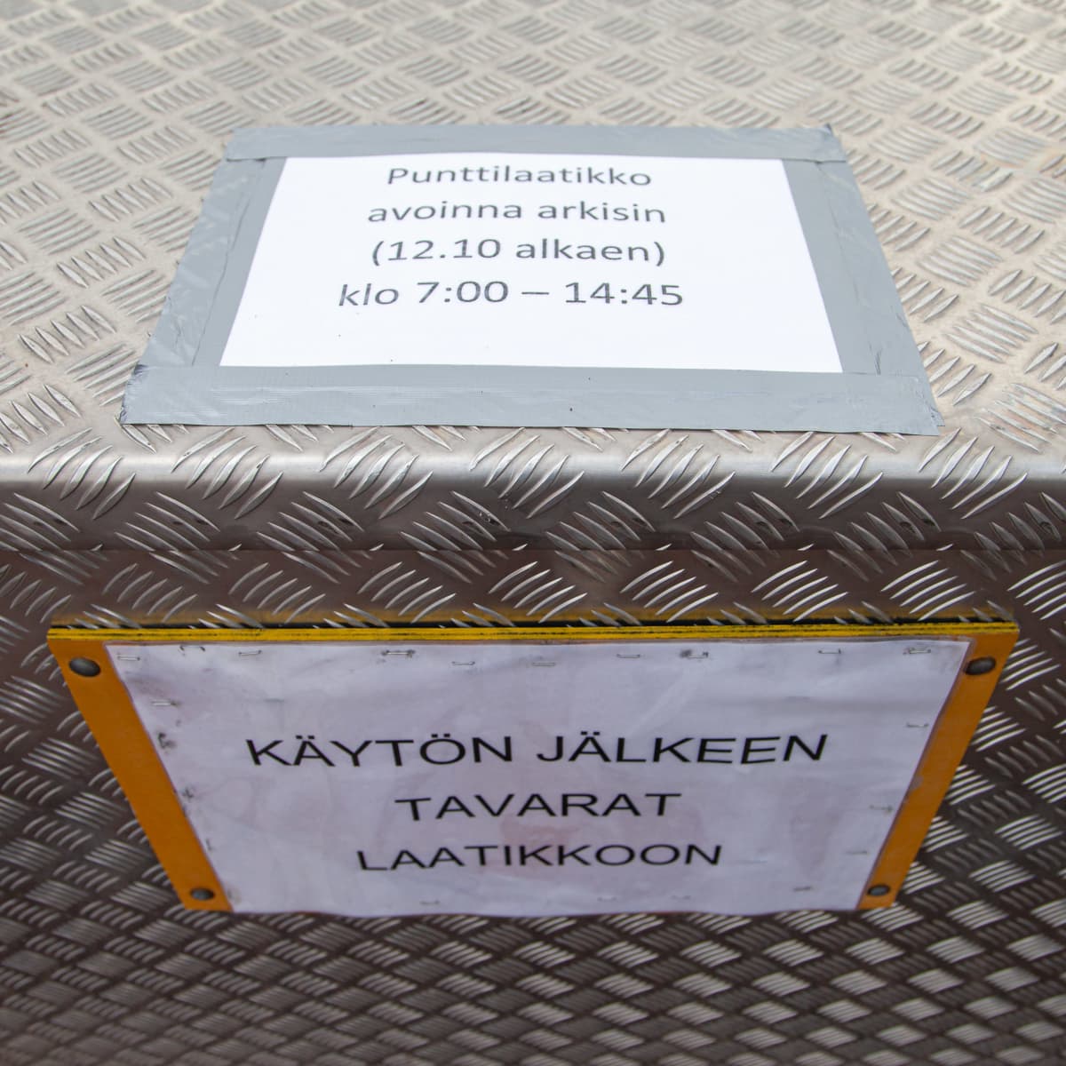 Kimpisen ulkoliikuntapaikan punttilaatikossa teksi, joka kehoittaa laittamaan painot takaisin käytön jälkeen.