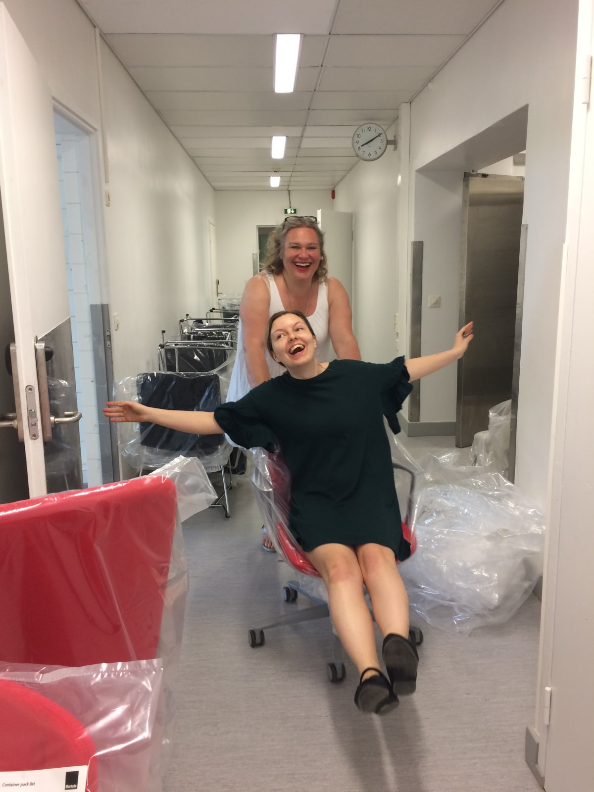Kalustaminen on käynnissä täyttä häkää, koska Helsinki Games Factoryn tilat on varattu jo lähes kokonaan. Markkinointipäällikkä Leino ja yhteisömanageri Welling-Partanen demonstroivat toimistotuolien kasvuyritys-henkistä käyttöä.