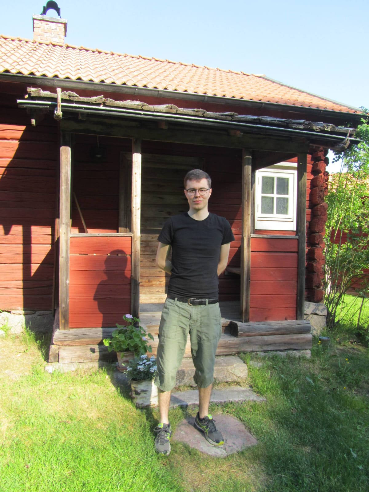 Nuori mies, Jere Markkanen punaisen aitan edessä Taalainmaalla.