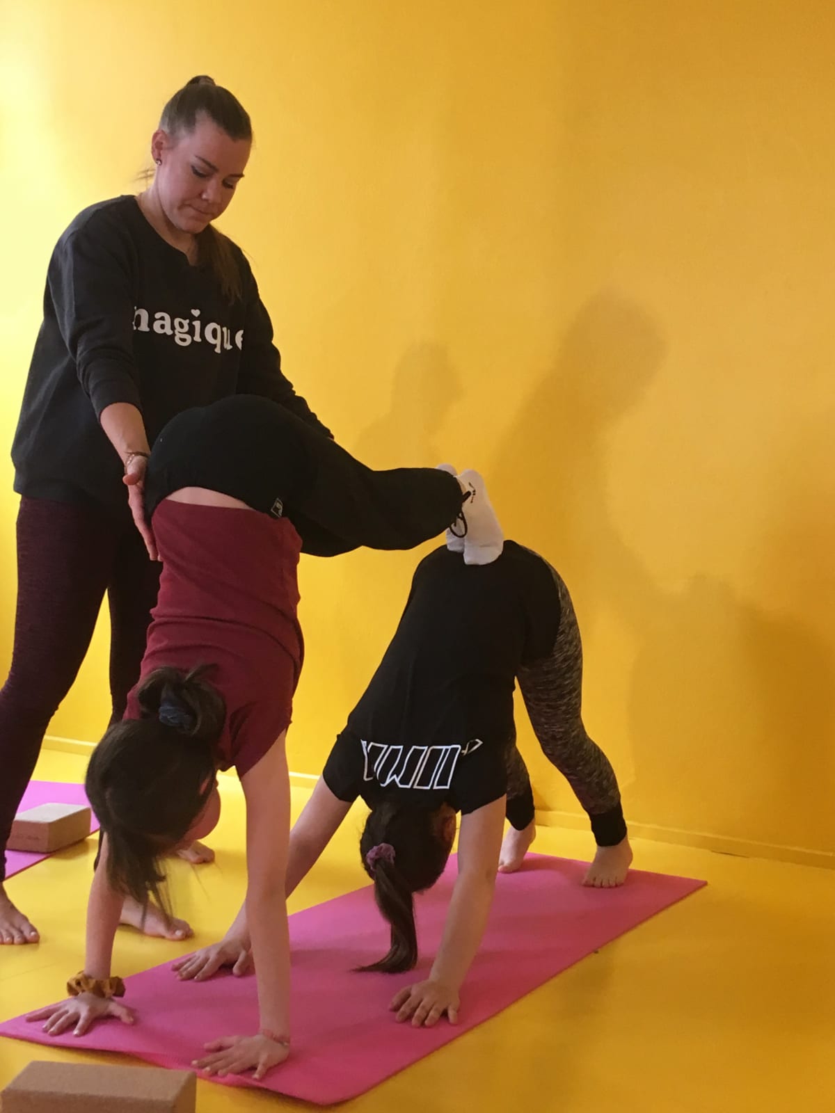 Joogaohjaaja Inka Saini ohjaa lapsille kehonhallintaa