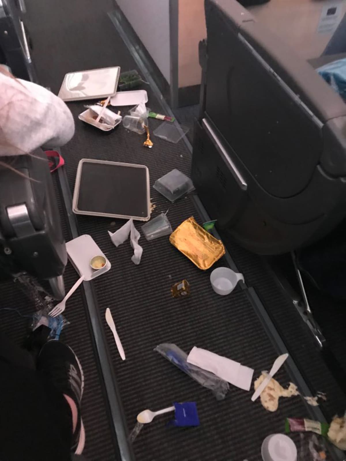 Lentokoneen matkustamossa tavarat lennelleet ympääriinsä turbulenssin vuoksi.