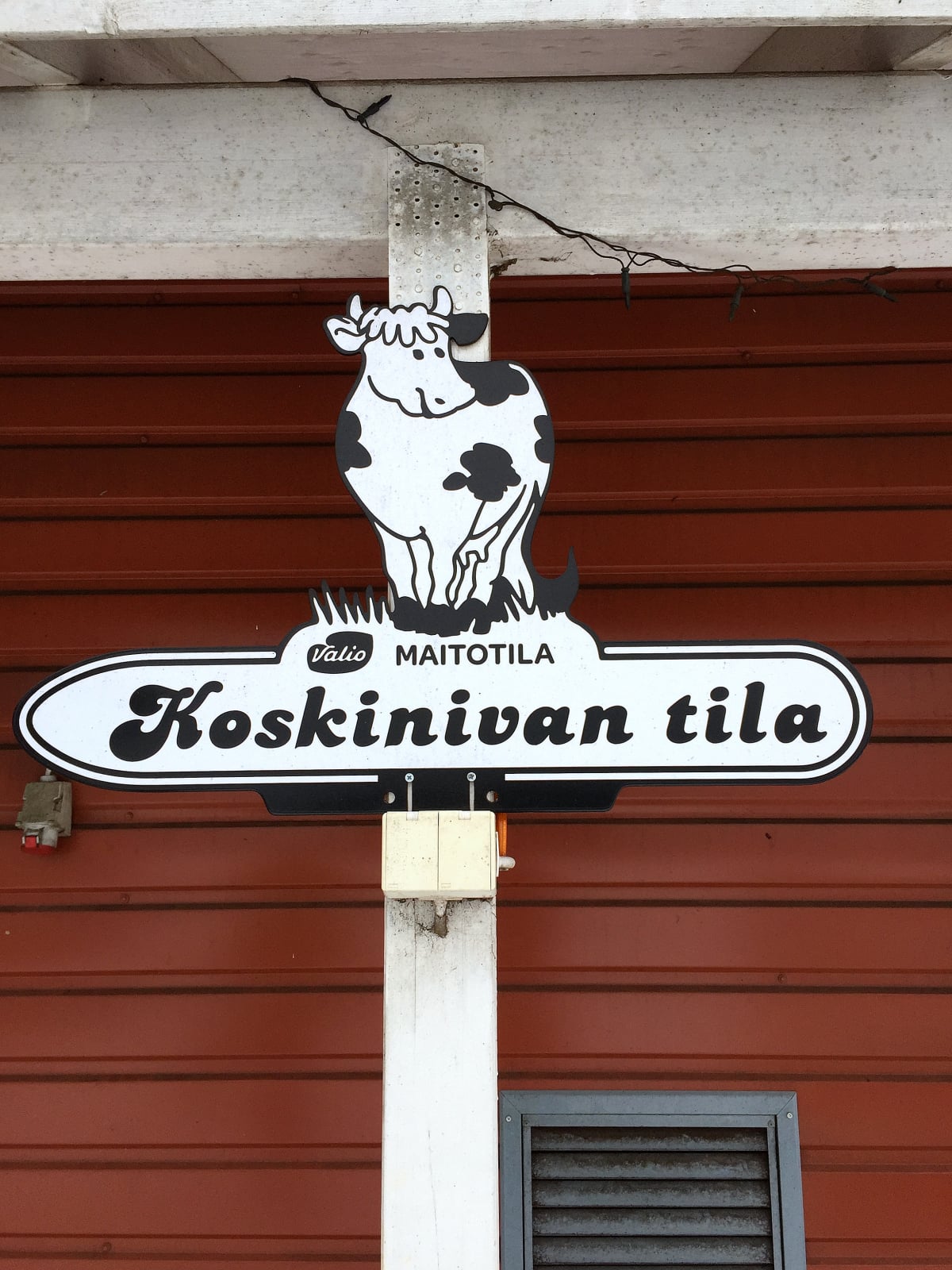 Koskinivan maitotilan kyltti Rantsilan Siikalatvalla.