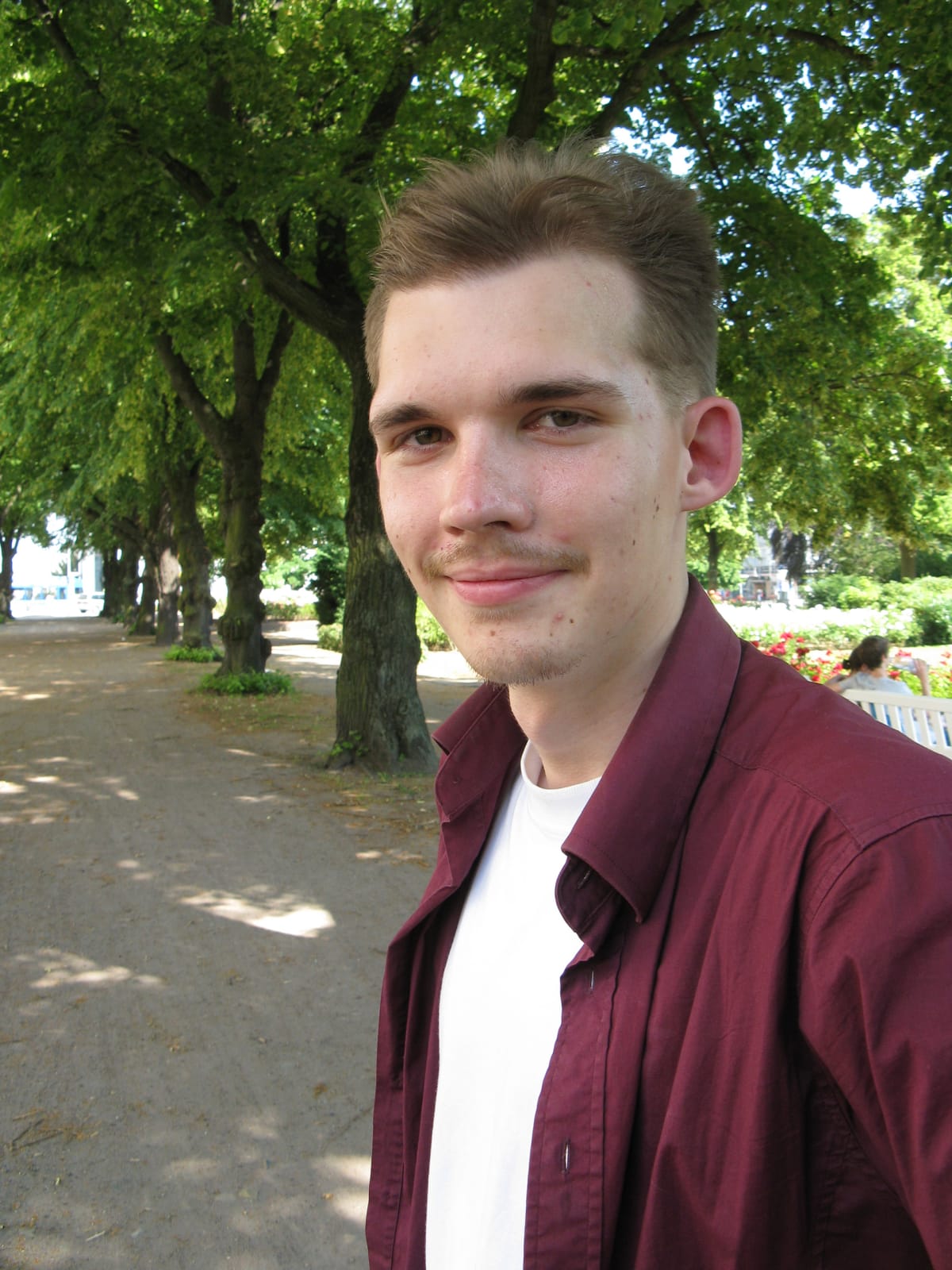 Esa Holapan Yhdysvaltojen matka, vankeus ja karkotus takana. Holapan silloinen tyttöystävä otti Holapasta kuvan Saksan Rostockissa.