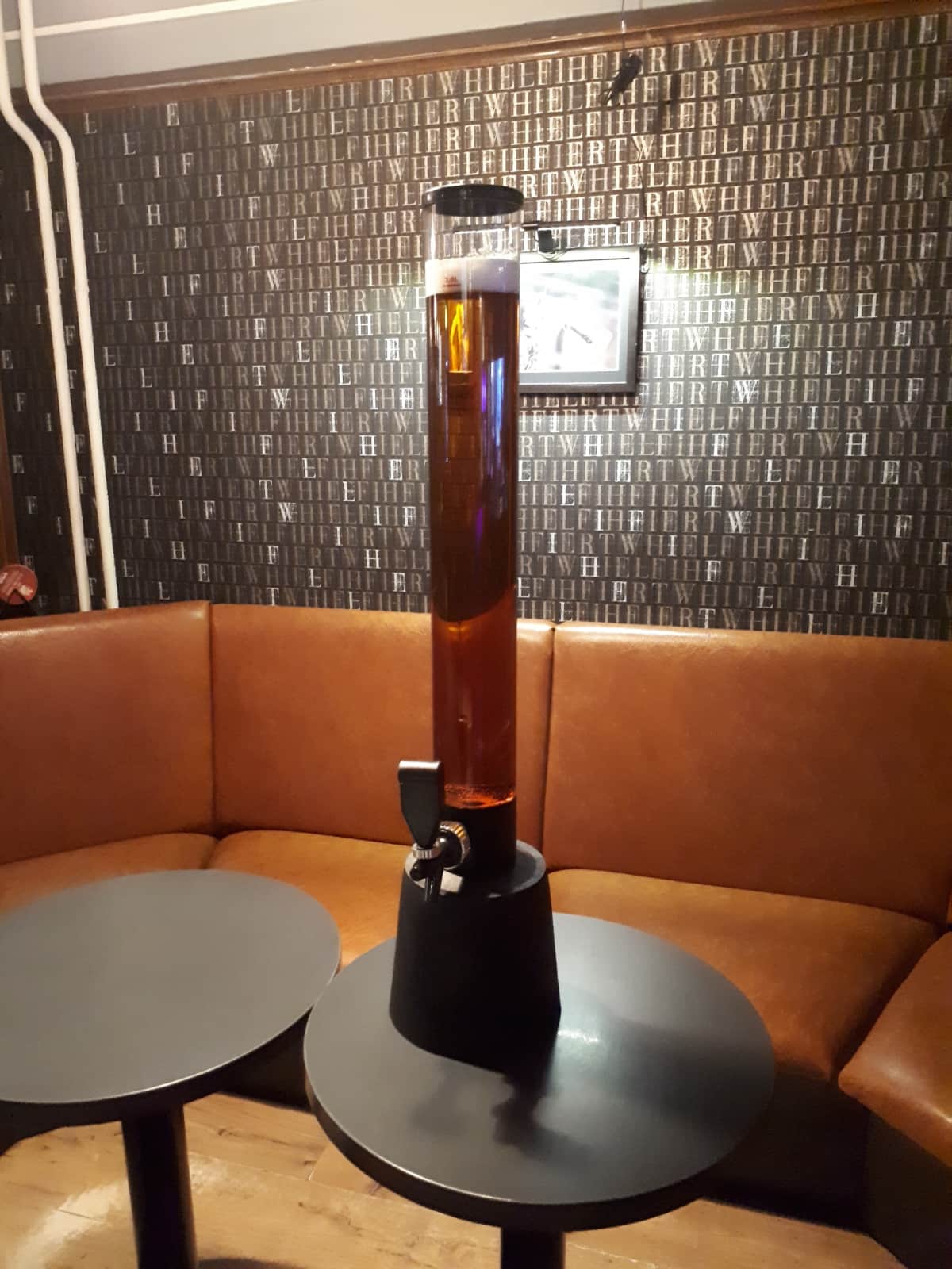 Oluthana pöydässä