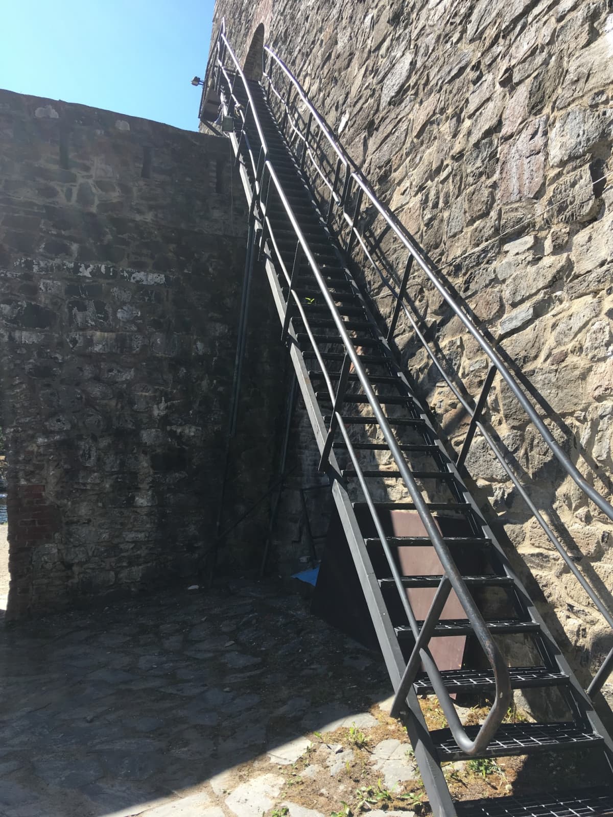 Olavinlinnan bastionin torniin johtavat jyrkät portaat