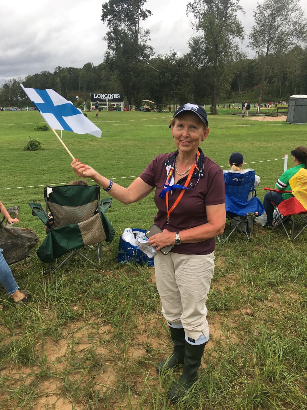 Marjatta ”Jafi” Palmroth heiluttaa lippua.
