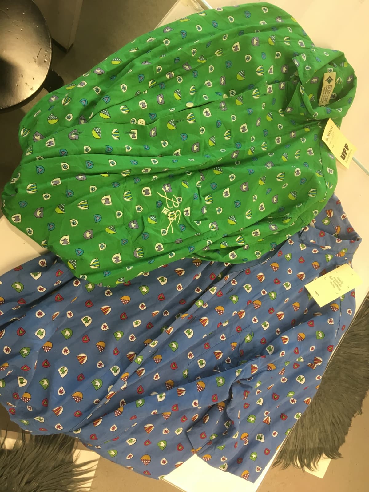 Naisten paitaan voi yhdistää myös kahden eri paidan kuoseja